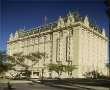 Vue générale l'hôtel Fort Garry, qui montre les matériaux de haute qualité, y compris le revêtement mural extérieur en pierre à chaux lisse de l'Indiana; un socle en granit gris; et un toit en cuivre, 1985.; Parks Canada/Parcs Canada 1985 (HRS 1026)