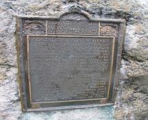 Vue en détail de la plaque de la CLMHC sur une roche; Parks Canada / Parcs Canada, 2009