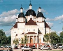 Vue de l'entrée principale de l'église catholique ukrainienne Church of the Immaculate Conception, qui montre les coupoles multiples inspirées de l'architecture de Kiev.; Parks Canada Agency / Agence Parcs Canada.