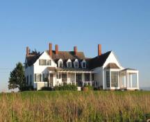General view of Thinkers' Lodge, showing its setting on a spacious property jutting out into the Northumberland Strait, 2007.; Parks Canada Agency/ Agence Parcs Canada, Danielle Hamelin, 2007.