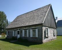 View from the northwest of the Reimer Mennonite Log House, Morden, 2011.; Historic Resources Branch, Manitoba Culture, Heritage and Tourism, 2011
