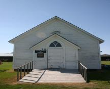 View of the entrance of Roseisle United Church, Morden, 2011.; Historic Resources Branch, Manitoba Culture, Heritage and Tourism, 2011