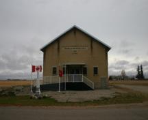 Contextual view, with war memorial, of the Franklin Memorial Hall, Franklin, 2012; Historic Resources Branch, Manitoba Culture, Heritage and Tourism, 2013