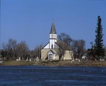 Vue d'ensemble - de l'ouest à travers la rivière Rouge de l'ancienne église de pierre St. Peter, Dynevor, région de East Selkirk, 2006; Historic Resources Branch, Manitoba Culture, Heritage & Tourism, 2006