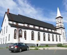 View of the rear and left facades of Memorial United Church, Bonavista, NL.; © HFNL/Andrea O'Brien 2007