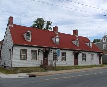 View from Octerloney Street showing asymmetrical facade, Thomas Boggs-Lawrence Hartshorne House, Dartmouth, Nova Scotia, 2005.; Heritage Division, NS Dept. of Tourism, Culture and Heritage, 2005.