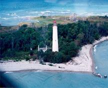Panoramic view of the Chantry Island Lighthouse in its picturesque coastal setting which reinforces the region’s scenic and maritime character and is a symbol for the region, 1990.; Canadian Coast Guard / Garde côtière canadienne, 1990.