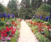 Vue générale d'allée royale, montrant la grande diversité des spéciments horticoles présents sur le site, 1994.; Parks Canada Agency / Agence Parcs Canada, N. Clerk, 1994.