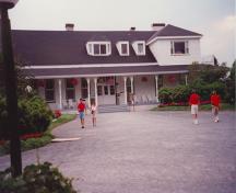 Vue de l'entrée principale de la Villa Reford, montrant sa construction en bois dans le style Regency, 1994.; Parks Canada Agency / Agence Parcs Canada, N. Clerk, 1994.