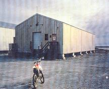 l'un des deux entrepôts; (Canada, North Warning System Office, 1998.)