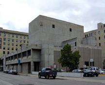 Vue générale du Royal Manitoba Theatre Centre, qui montre son architecture brutaliste, 2007.; Parks Canada Agency / Agence Parcs Canada, Andrew Waldron, 2007.