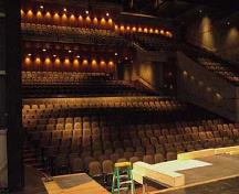 Vue de l'intérieur du Royal Manitoba Theatre Centre, qui montre l’auditorium de 785 places disposées à l’européenne, de façon asymétrique, et réparties sur deux paliers, 2007.; Parks Canada Agency / Agence Parcs Canada, Andrew Waldron, 2007.