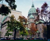 Lateral view of the cathedral, in front of Place Canada, showing the principal dome and the two smaller lateral domes; Parks Canada / parcs Canada, 1999 (Nathalie Clerk)