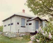 Vue générale de la façade ouest de la maison fortifiée du maître-éclusier, 1987.; Parks Canada Agency / Agence Parcs Canada, 1987.