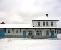 Vue de la façade (ouest) de la gare de Cranberry Portage, 2013.; Historic Resources Branch, Manitoba Tourism, Culture, Heritage, Sport and Consumer Protection, 2014
