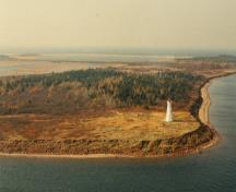 Vue aérienne du phare de Cape Jourimain montrant son emplacement bien en vue comme phare côtier dans le détroit de Northumberland, 1990; Transport Canada | Transports Canada