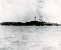 Photographie historique montrant le phare du Pilier-de-Pierre; Bibliothèque et Archives Canada | Library and Archives Canada, PA164477
