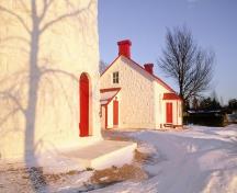 Vue en angle du phare de Point Clark et de la maison du gardien; Parks Canada Agency | Agence Parcs Canada