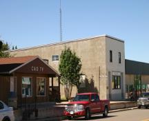 Vue d'ensemble - du nord-est de l'édifice de la Union Bank de Birtle, Birtle, 2005; Historic Resources Branch, Manitoba Culture, Heritage & Tourism, 2005