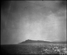 Historic photograph offering a dramatic view of Cape Race Lighthouse, which testify its visual prominence in relation to the water, cliffs and landscape, 1933.; Library and Archives Canada \ Bibliothèque et Archives Canada, Clifford M. Johnston, PA-056705