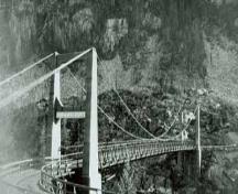 Vue d'ensemble du pont suspendu doukhobor, 1994.; Agence Parcs Canada/Parks Canada Agency,  1994.