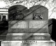 Vue d' une pierre tombale au cimetière Beth Israël, montrant les symboles judaïques, 1991.; Agence Parcs Canada / Parks Canada Agency, 1991.