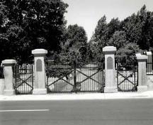 Vue générale du cimetière Beth Israël, montrant l’entrée principale, 1991.; Agence Parcs Canada / Parks Canada Agency, 1991.