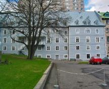 Exterior view of Hôtel-Dieu de Québec, showing the monastery garden and a lateral 19th-century addition, 2004.; Parcs Canada | Parks Canada