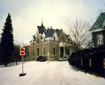 General view of administrative building at Notre-Dame-des-Neiges Cemetery National Historic Site of Canada, 1997.; Parcs Canada | Parks Canada