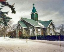 Vue générale du Cimetière-Notre-Dame-des-Neiges, qui montre la construction, les matériaux et la finition de la chapelle.; Parcs Canada | Parks Canada