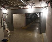 Vue d'un corridor dans le bunker; Parks Canada | Parcs Canada