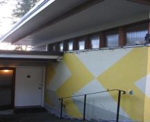 Vue de la murale de Binning qui définit l’entrée principale sur le mur extérieur; Parks Canada | Parcs Canada