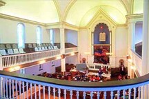Vue de l'intérieur de la synagogue de la congrégation Emanu-el, qui montre la tribune et les balustrades, 1994.; Parks Canada Agency / Agence Parcs Canada, J. Butterill, 1994.