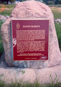 Vue détail de la plaque commémorative située au lieu historique national du Canada Fort-Sainte-Marie-II, 1989.; Parks Canada Agency / Agence Parcs Canada, 1989.