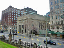 Vue générale de la Banque de Montréal, montrant l’emplacement prestigieux du centre-ville d’Ottawa, 2011.; Parks Canada Agency / Agence Parcs Canada, M. Therrien, 2011.