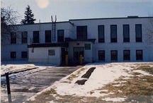 Vue du bâtiment 42, qui montre les hautes fenêtres verticales régulièrement espacées, 1995.; Department of National Defence / Ministère de la Défense nationale, 1995.