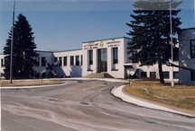 Vue du bâtiment 42, qui montre l’entrée monumentale, 1995.; Department of National Defence / Ministère de la Défense nationale, 1995.