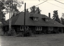 View of the Wardens' Equipment Building, showing the three-part multi-paned windows in the rear, 1984.; Agence Parcs Canada / Parks Canada Agency, 1984.