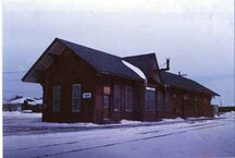 Corner view of the Canadian Pacific Heritage Railway Station, showing its elongated, rectangular plan, interrupted only by the projecting telegrapher's bay.; Parks Canada Agency/Agence Parcs Canada