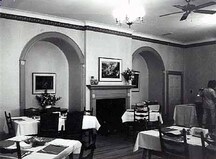Vue de l'intérieur du bâtiment 1, qui montre la salle à manger bien proportionnée avec des arcades dégagées et des niches à arc en plein-cintre, 1991.; Parks Canada Agency / Agence Parcs Canada, Ian Doull, 1991.