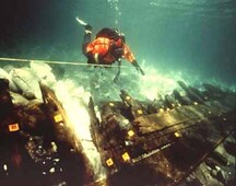 Vue sous-marine de l'épave du Navire Elizabeth and Mary, 1997.; Parks Canada Agency / Agence Parcs Canada, M.-A. Bernier, 1997
