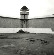 Vue de la base de l'une des tours, qui montre la base des tours, faite de béton coulé teint et trusquiné pour ressembler à du calcaire de Trenton, 1990.; Parks Canada Agency / Agence Parcs Canada, Dana Johnson, 1990.