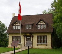 Front of the house showing the HSMBC plaque; Parks Canada | Parcs Canada