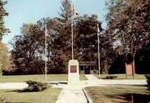 Vue générale du monument et de la plaque de la Commission des lieux et monuments historiques du Canada indiquant l'emplacement de Fairfield, 1989.; Parks Canada Agency | Agence Parcs Canada, 1989.
