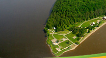 Vue aérienne du LHNC d'Obadjiwan–Fort-Témiscamingue sur la pointe Témiscamingue; Parks Canada Agency / Agence Parcs Canada, 2009.