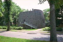 General view of one of the three towers of the Québec Martello Towers National Historic Site of Canada, 1992.; Parks Canada Agency / Agence Parcs Canada, 1992.