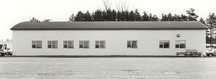 Vue générale du hangar 3, montrant sa volumétrie rectangulaire de plain-pied, 1987.; Department of National Defence / ministère de la Défense nationale, 1987.