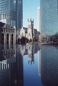 Vue d'ensemble de l'église anglicane St. George montrant son emplacement au centre-ville de Montréal, 1995.; Parks Canada | Parcs Canada, P. St. Jacques, 1995.