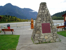 Vue générale de l'emplacement de la plaque et du cairn de la Commission des lieux et monuments historiques du Canada; Parks Canada | Parcs Canada, 2008.