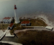 Vue de la façade générale du phare, qui montre le calcul précis des contours du bâtiment, sa taille et sa forme élancée, 1987.; Canadian Coast Guard / Garde côtière canadienne, 1987.